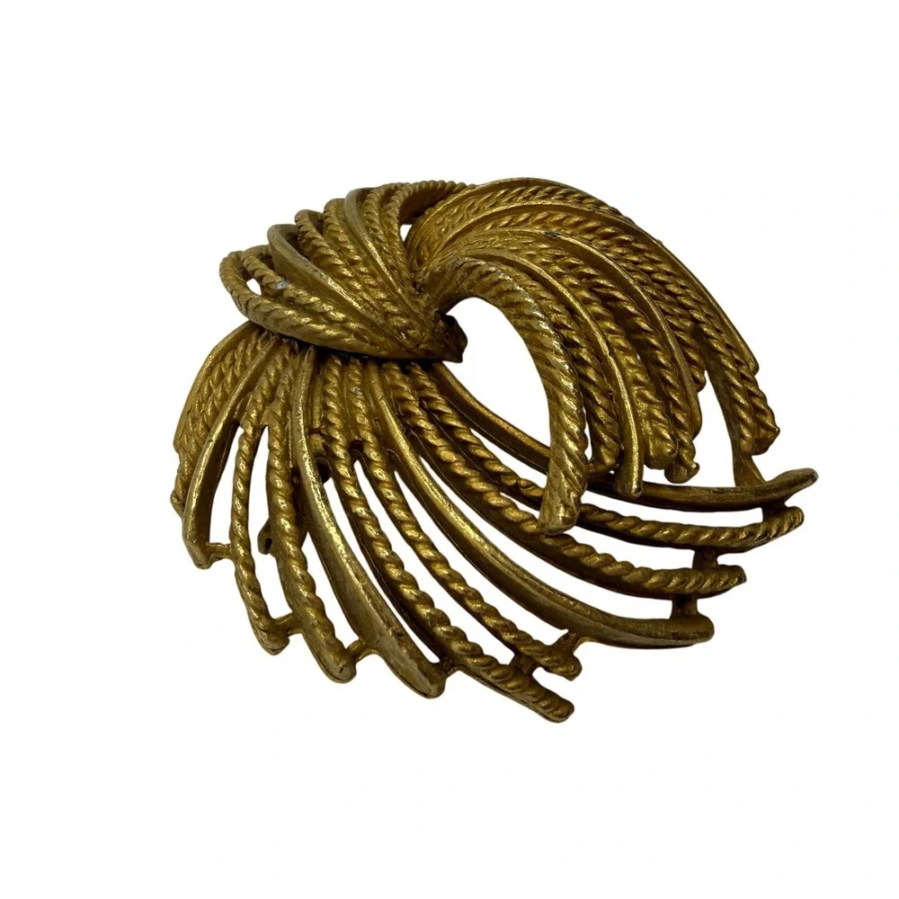 Trifari Gold Tone Textured Metal Rope Twist Brooch Vintage Mid Century Modern